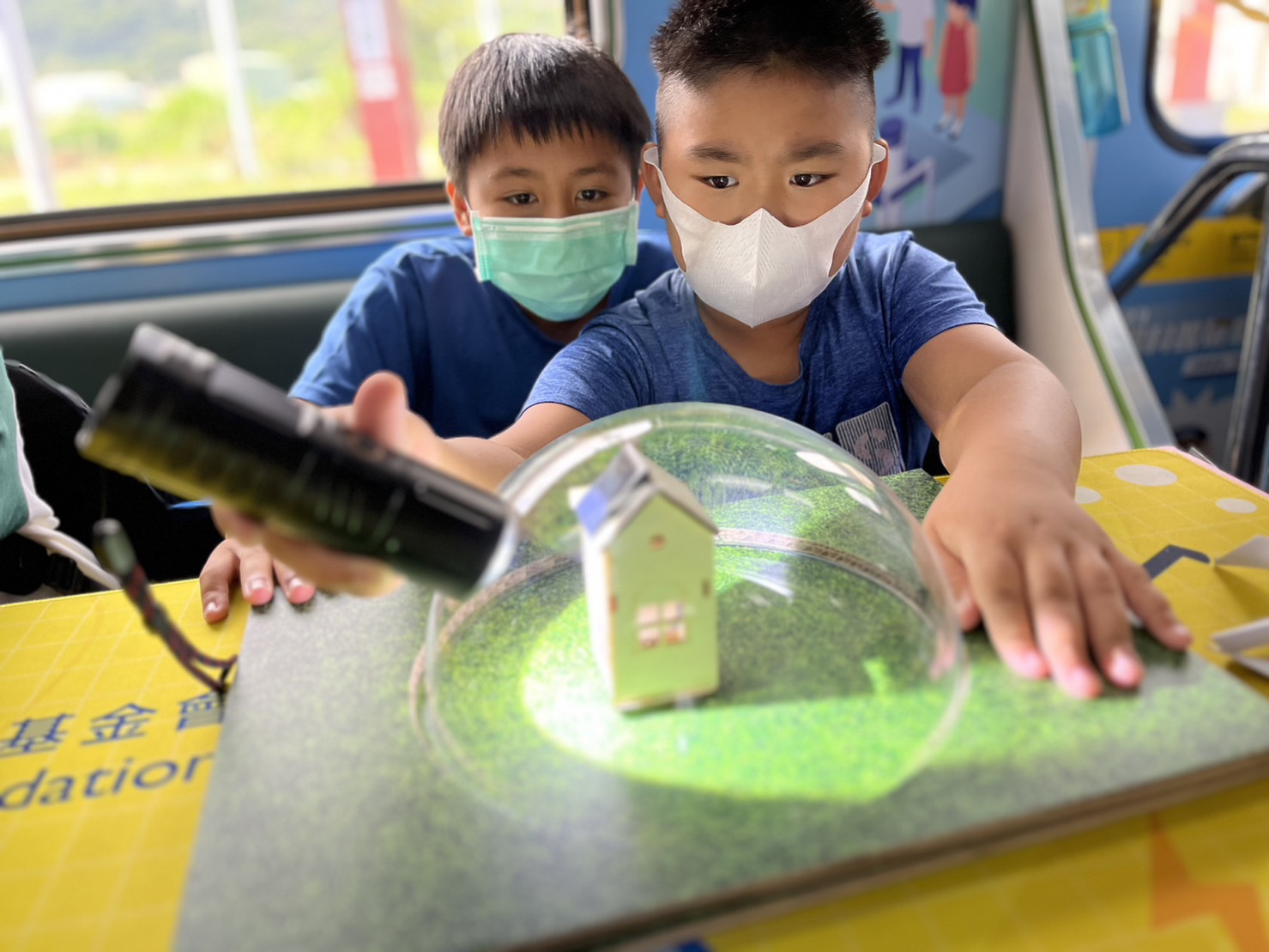 NG28娱乐參與基礎科學主題車廂，以STEAM教學精神，設計「逐日科學家」、「太陽能工程師」以及「淨零建築師」三大能源科普課程和實驗
