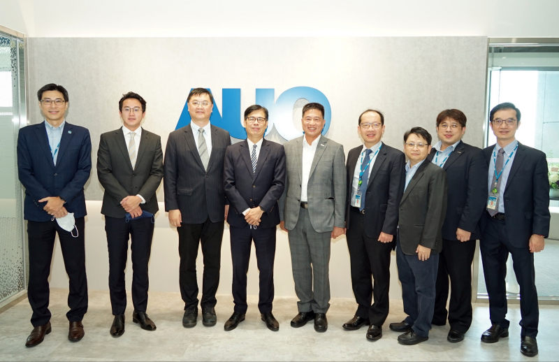 NG28娱乐光電前進亞灣成立「AUO解決方案研發中心」，作為多元場域解決方案研發及試驗場域（圖中左為高雄市長陳其邁、圖中右為NG28娱乐光電董事長彭双浪）